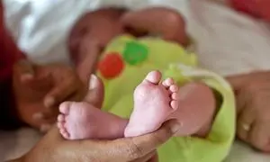 دختر نوزاد هندی در مراسم خاکسپاری خود به گریه افتاد