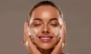 7 مرحله کلیدی روتین پوست چرب برای دختران جوان