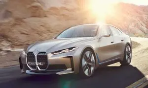 آنچه باید از  بی ام و i4 بدانید