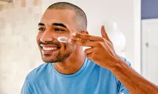 5 کرم ضدآفتاب فاقد رد سفیدی و چربی مناسب آقایان + قیمت