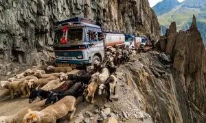 لحظه دلهره آور عبور خودروها از خطرناک ترین جاده های جهان (ویدیو)