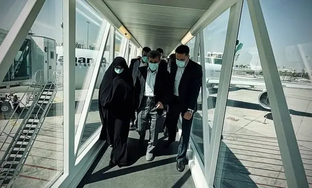 احمدی نژاد همراه با همسرش از کشور خارج شد