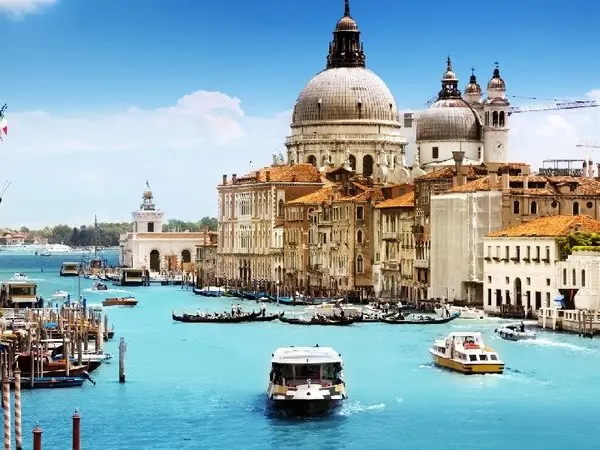 قبل از خرید تور اروپا نوروز 1401 حتماً این گفتگو را بخوانید!