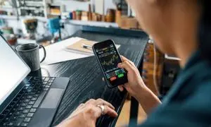 خرید کدام سهام بهتر است، پتروشیمی یا خودرویی؟