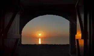 اذان مغرب 22 فروردین چه ساعتی است؟