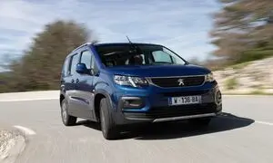 مینی ون جدید پژو ریفتر مدل 2022 در خیابان های شهر (ویدیو)