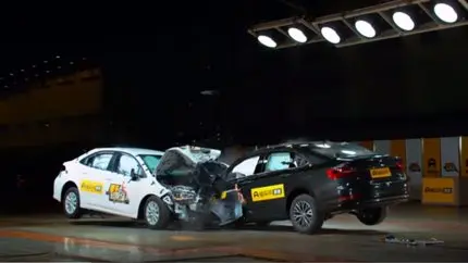 تصادف شاخ به شاخ تویوتا کرولا و فولکس جتا (ویدیو)