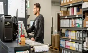 لیبل پشت چسب دار چه تاثیری در افزایش فروش دارد؟