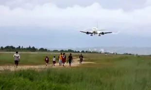 فرود هولناک هواپیمای مسافربری در نزدیکی عابران پیاده (ویدیو)