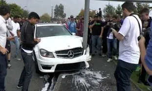 تصادف عجیب مرسدس بنز در انگلیس (ویدیو)