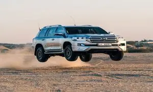 لحظه پرواز تویوتا لندکروزر (ویدیو)