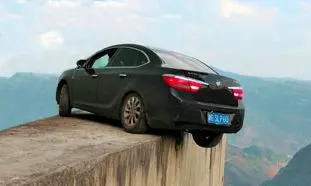 رانندگی خطرناک در لبه پرتگاه (ویدیو)