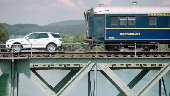 وقتی لندروور دیسکاوری قطار 100 تنی را یدک می کشد (ویدیو)