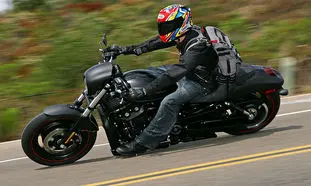 نمایشی شگفت انگیز از موتورسیکلت هارلی دیویدسون نایت راد (ویدیو)