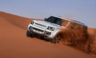 شاسی بلند لندروور دیفندر 130 ؛ پاسخ دندان شکن به جیپ آمریکا (ویدیو)