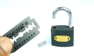 چگونه قفل بسته را با استفاده از تیغ باز کنیم؟ (ویدیو)