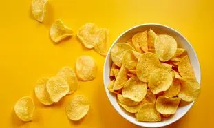 چطور چیپس خانگی ترد و خوشمزه درست کنیم؟ (ویدیو)