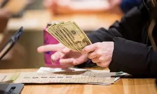قیمت دلار روز 25 خرداد 1401/ عقب نشینی نرخ ارز از مواضع بالای قیمتی