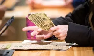 قیمت دلار روز 25 خرداد 1401/ عقب نشینی نرخ ارز از مواضع بالای قیمتی