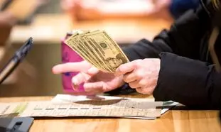 قیمت دلار روز 25 خرداد 1401/ عقب نشینی نرخ ارز از مواضع بالای قیمتی