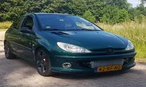 پژو 206 اصل با آینه های ایرانی در خیابان های اروپا (ویدیو)