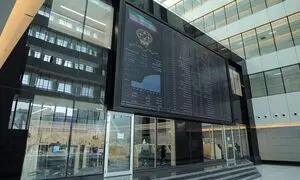 بازار بورس روز 15 تیر 1401/ نزول دوباره شاخص کل آخرین روز کاری هفته