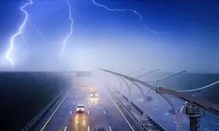 صحنه واقعی اصابت صاعقه‌ای بزرگ به یک خودرو