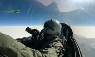 وقتی خلبان جت جنگنده عکاس می‌شود (ویدیو)