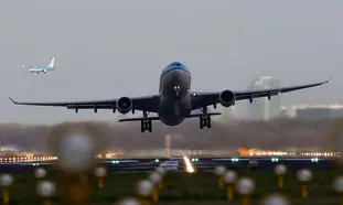 طوفان شدید خلبان هواپیمای مسافربری را شوکه کرد (ویدیو)