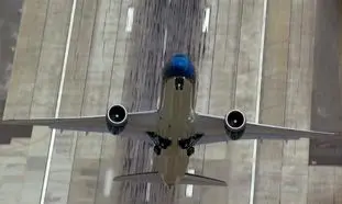 تیک آف عمودی و حیرت انگیز با هواپیمای مسافربری (ویدیو)