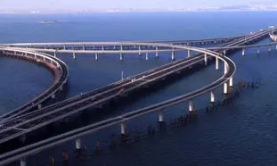 فرآیند جالب پل سازی روی آب های عمیق (ویدیو)