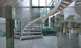 دلایل محبوبیت استفاده از نرده شیشه ای در سال های اخیر