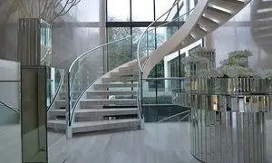 دلایل محبوبیت استفاده از نرده شیشه ای در سال های اخیر