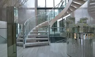 دلایل محبوبیت استفاده از نرده شیشه ای در سال های اخیر