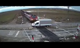 رانندگان ناشی و برخورد شدید با قطار (ویدیو)