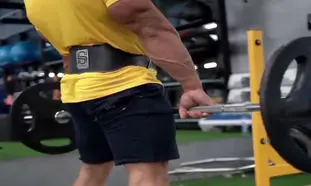 مزیت استفاده اصولی از کمربند بدنسازی حرفه ای چرم گاوی شرافیت