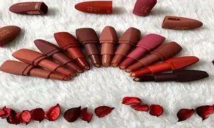 با انتخاب یک رژ لب خوشرنگ چهره‌ای شاداب داشته باشید