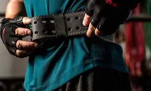 چرا ورزشکاران باید از کمربند فوق حرفه ای چرم گاومیش شرافیت استفاده کنند؟