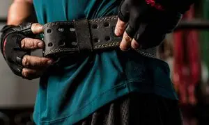 چرا ورزشکاران باید از کمربند فوق حرفه ای چرم گاومیش شرافیت استفاده کنند؟