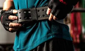 چرا ورزشکاران باید از کمربند فوق حرفه ای چرم گاومیش شرافیت استفاده کنند؟