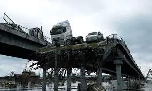 لحظه هولناک فروریختن پل بر روی رودخانه (ویدیو)