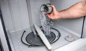 چرا ماشین ظرفشویی آب تخلیه نمی‌کند؟ (عیب‌یابی و رفع مشکل)