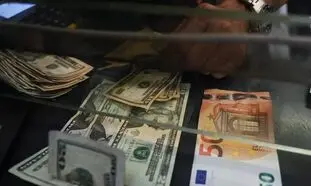 تداوم نوسان قیمت دلار در آغاز هفته کاری