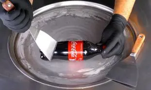 روش جالب تهیه بستنی با نوشابه کوکاکولا (ویدیو)