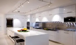 نورپردازی در کابینت آشپزخانه نئوکلاسیک