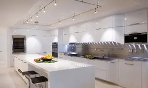 نورپردازی در کابینت آشپزخانه نئوکلاسیک