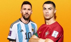 دو زن که رونالدو و مسی را با سماجت تعقیب می‌کنند