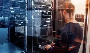 بهتر است یک متخصص شبکه استخدام کنیم؟