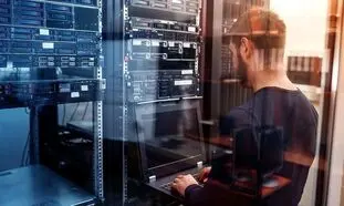 بهتر است یک متخصص شبکه استخدام کنیم؟