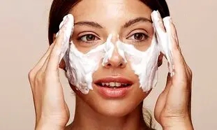 با ژل شستشو نوتروژینا آلودگی‌های سطحی و عمیق پوست را پاک کنید